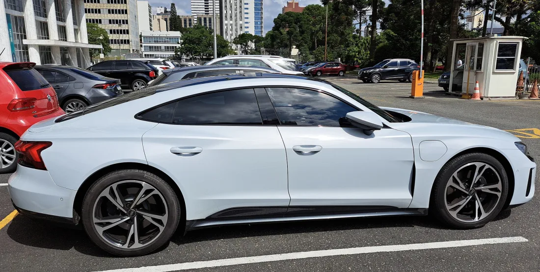 Audi e-tron GT side