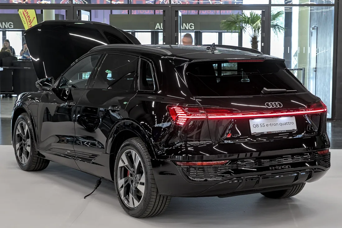 Audi Q8 e-tron side