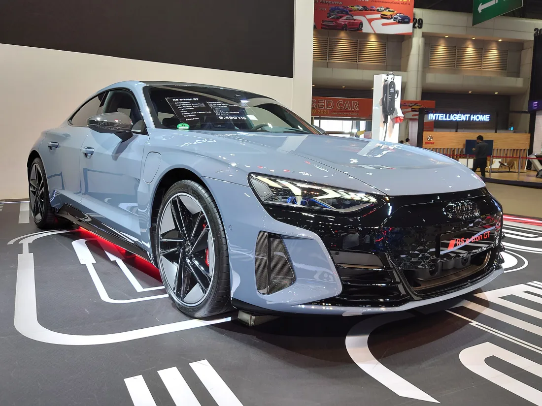 Audi RS e-tron GT side