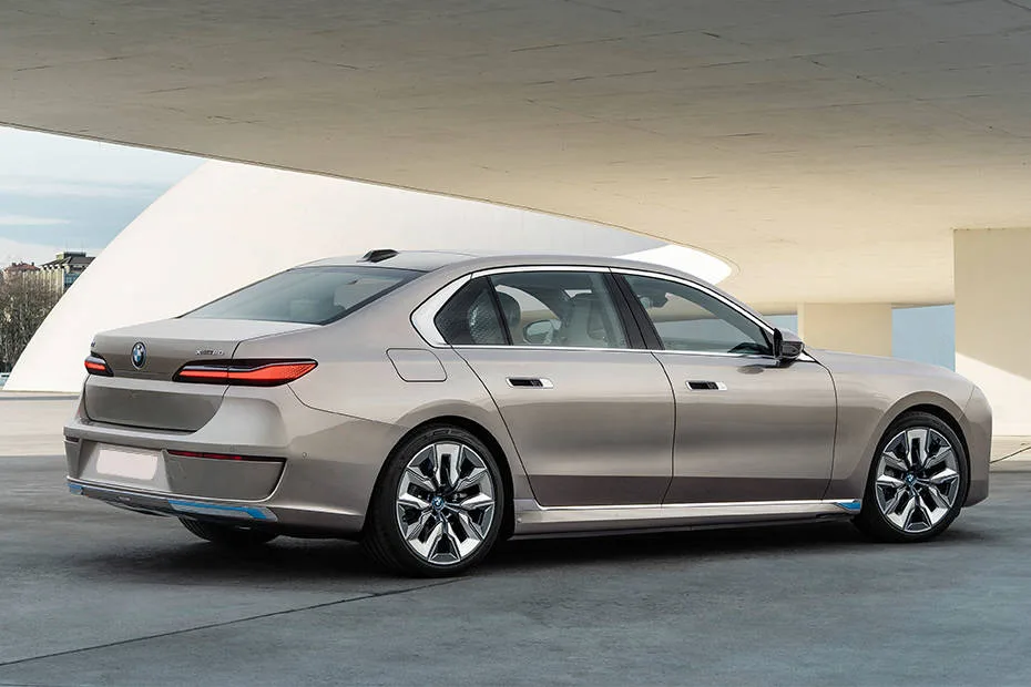 BMW i7 side