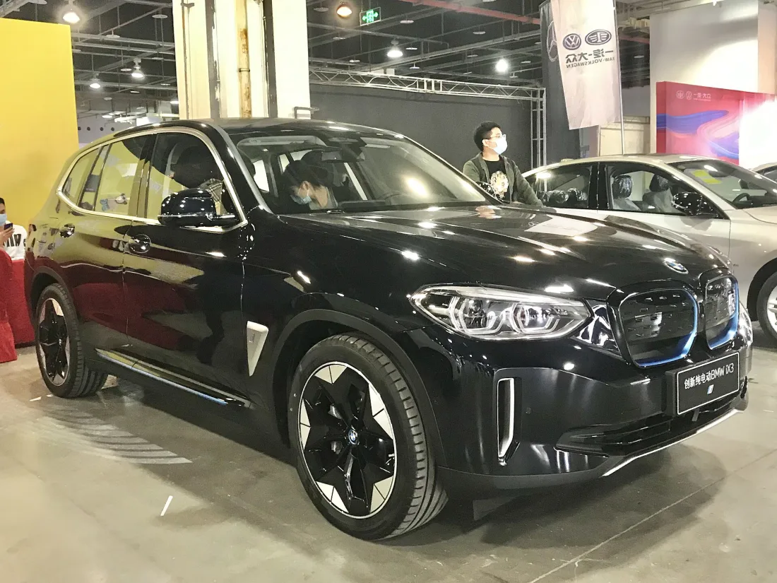 BMW iX3 side