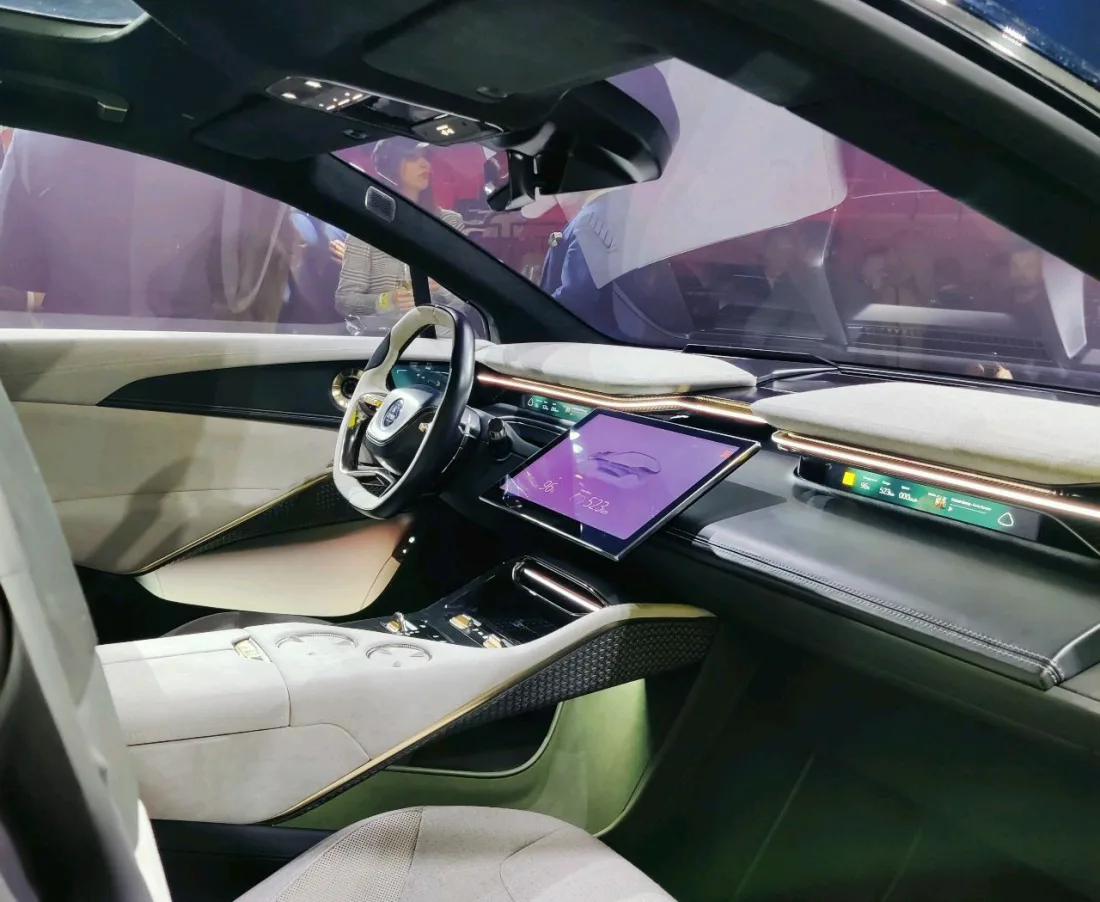 Lotus Eletre interior