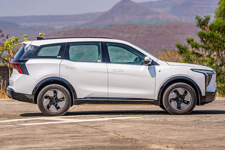 Mahindra XEV 9S side